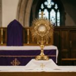 Monstrancja na ołtarzu podczas nabożeństwa Gorzkich Żalów w polskim kościele.