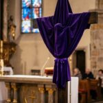 Zasłonięty fioletowym płótnem krzyż w kościele podczas Wielkiego Postu.