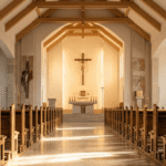 Wypolerowane drewniane ławki i klęczniki w jasnym wnętrzu kościoła, prowadzące wzrok w stronę ołtarza – postawy liturgiczne w praktyce.